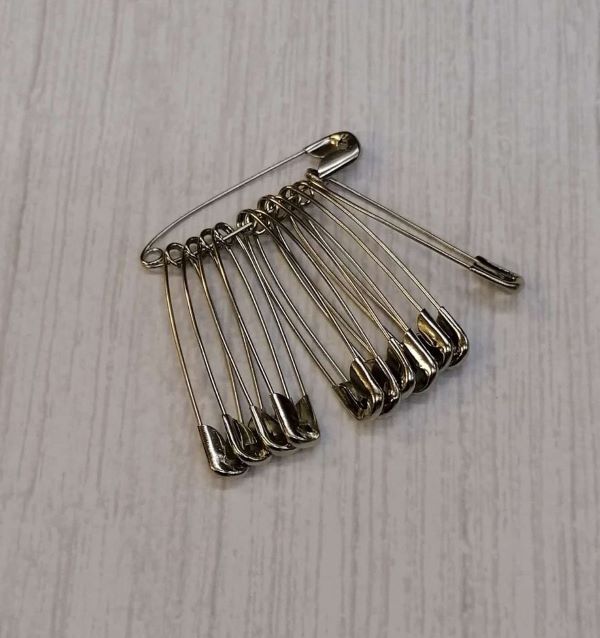 Pins - Bunch of 12 Safety Pins - Quilt Yarn Stitch