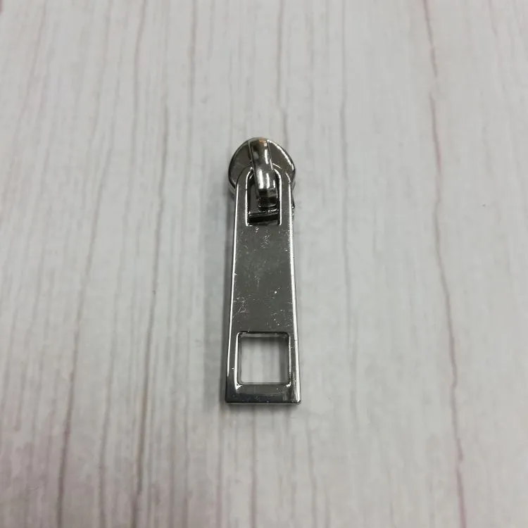 No 5 Long Zipper Pull in Nikel / Silver 